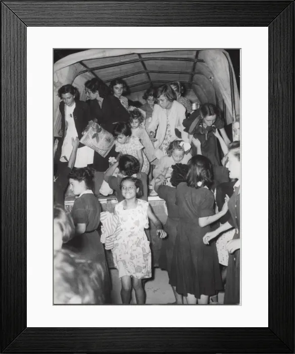 Framed Print : Earthquake victims arriving at hospital, Greece Framed Print : Earthquake victims arriving at hospital, Greece