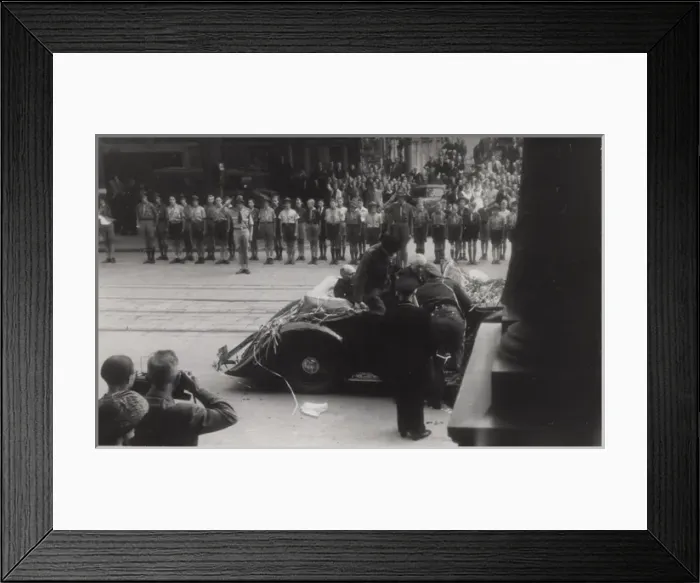 Framed Print : General Montgomery arriving at Amstel Hotel, Amsterdam Framed Print : General Montgomery arriving at Amstel Hotel, Amsterdam