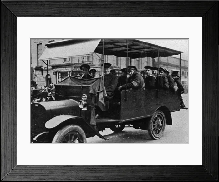 Framed Print : Lift for troops on leave at London train station, WW1 Framed Print : Lift for troops on leave at London train station, WW1