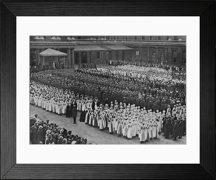 Framed Print : Women workers WW1 - procession of homage at Palace Framed Print : Women workers WW1 - procession of homage at Palace