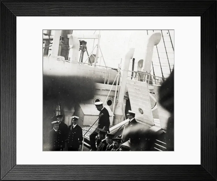 Framed Print : George V visiting HMHS Plassy, WW1 Framed Print : George V visiting HMHS Plassy, WW1