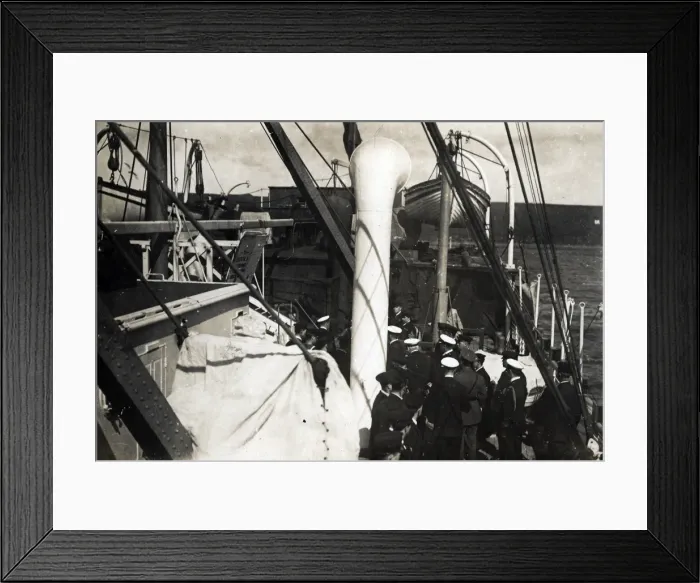Framed Print : George V visiting HMHS Plassy, WW1 Framed Print : George V visiting HMHS Plassy, WW1