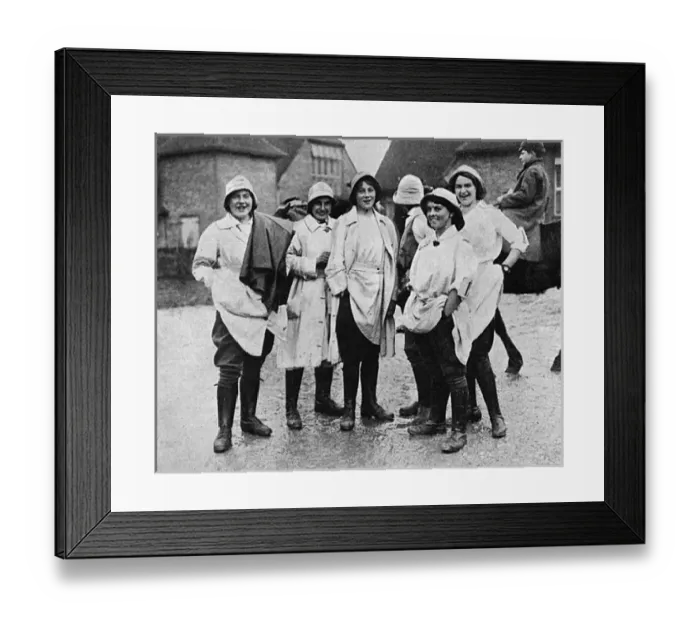 Framed Print : Land girls on a Surrey farm, WW1 Framed Print : Land girls on a Surrey farm, WW1