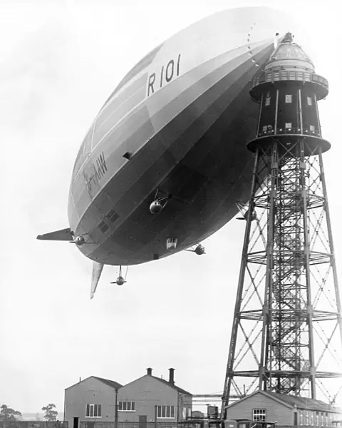 R101 airship on mooring mast