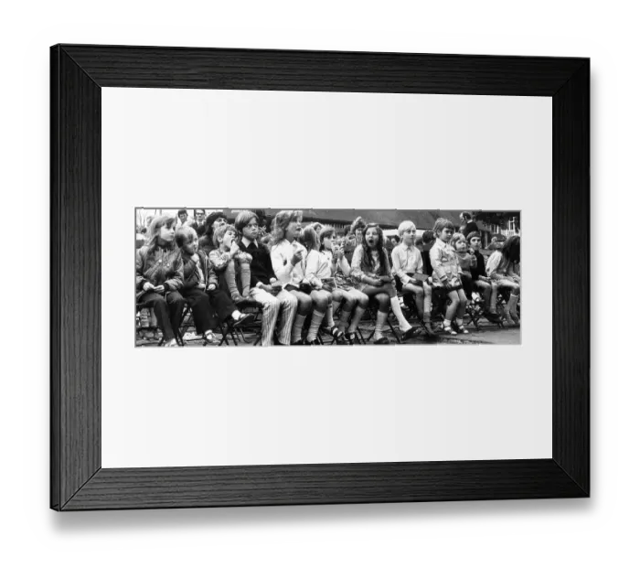Framed Print : Children watching Punch and Judy show, Balham, SW London Framed Print : Children watching Punch and Judy show, Balham, SW London