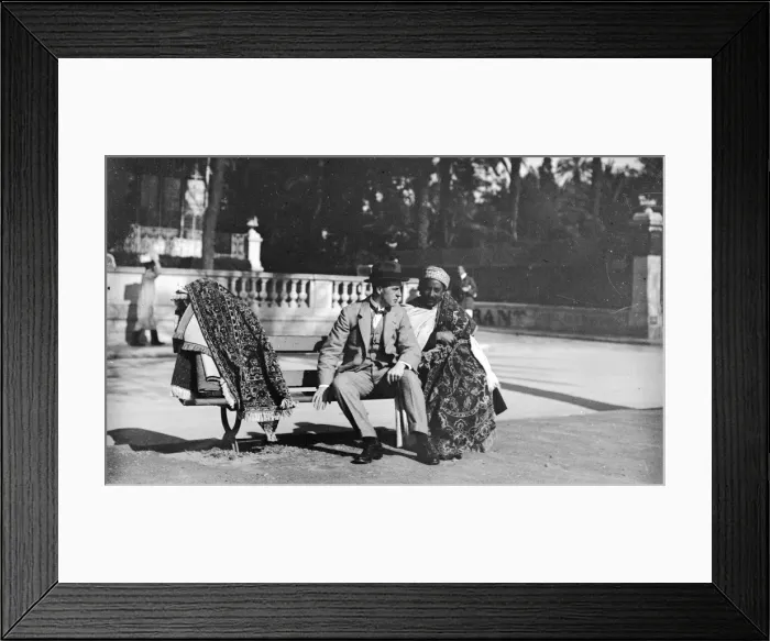 Framed Print : Carpet seller and customer Framed Print : Carpet seller and customer