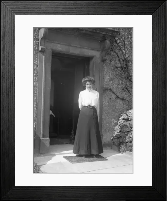 Framed Print : Lady outside Hotel Framed Print : Lady outside Hotel