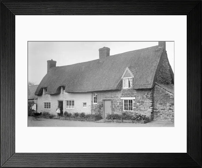 Framed Print : Cottage in Blisworth, Northamptnshire Framed Print : Cottage in Blisworth, Northamptnshire