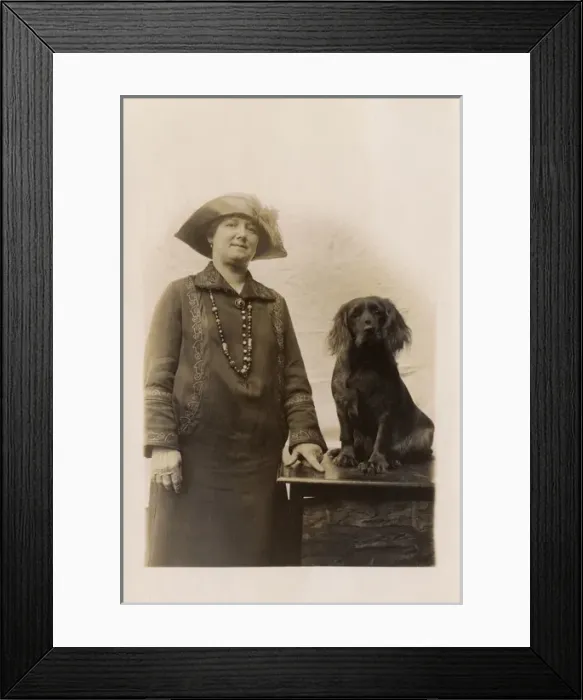 Framed Print : Woman with her little Cocker Spaniel Framed Print : Woman with her little Cocker Spaniel