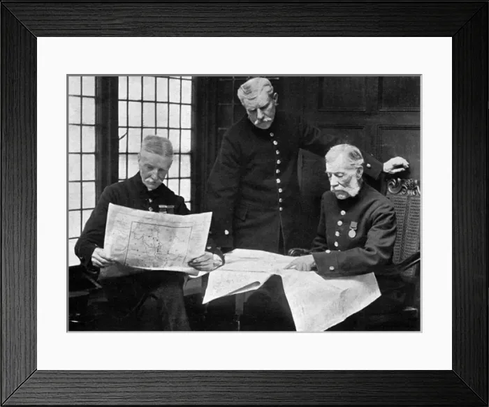 Framed Print : Chelsea pensioners discuss the war, WW1 Framed Print : Chelsea pensioners discuss the war, WW1