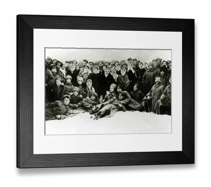 Framed Print : WW1 - Eastern Front - Russian and German soldiers fraternise Framed Print : WW1 - Eastern Front - Russian and German soldiers fraternise