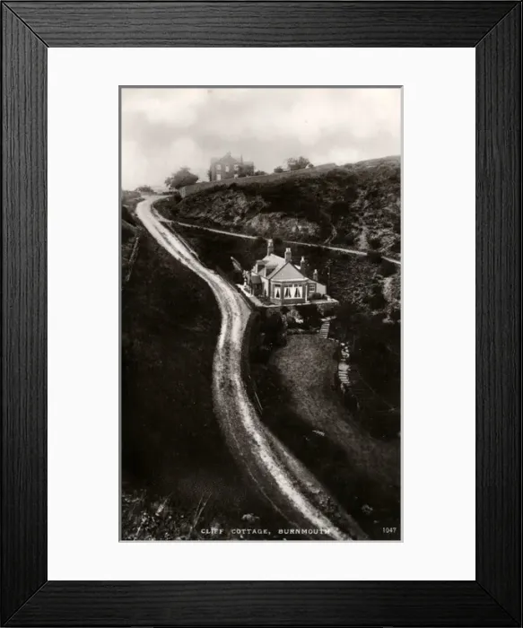 Framed Print : Cliff Cottage, Burnmouth, Berwickshire Framed Print : Cliff Cottage, Burnmouth, Berwickshire