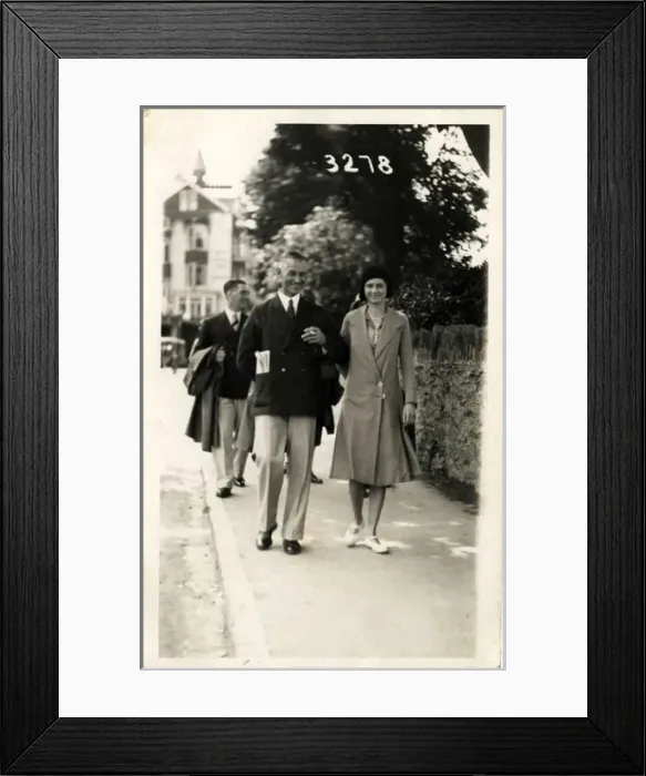 Framed Print : Holidaymakers, Ilfracombe, Devon Framed Print : Holidaymakers, Ilfracombe, Devon