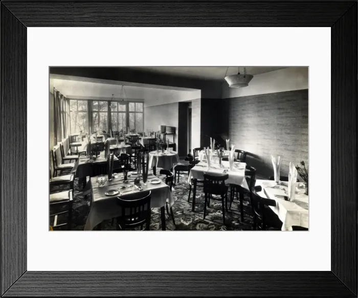 Framed Print : Caf頉nterior, Folkestone, Kent Framed Print : Caf頉nterior, Folkestone, Kent