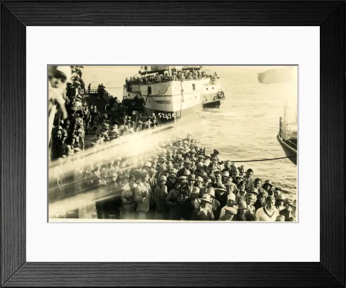 Framed Print : Bournemouth Queen Paddle Steamer, Bournemouth, Dorset Framed Print : Bournemouth Queen Paddle Steamer, Bournemouth, Dorset