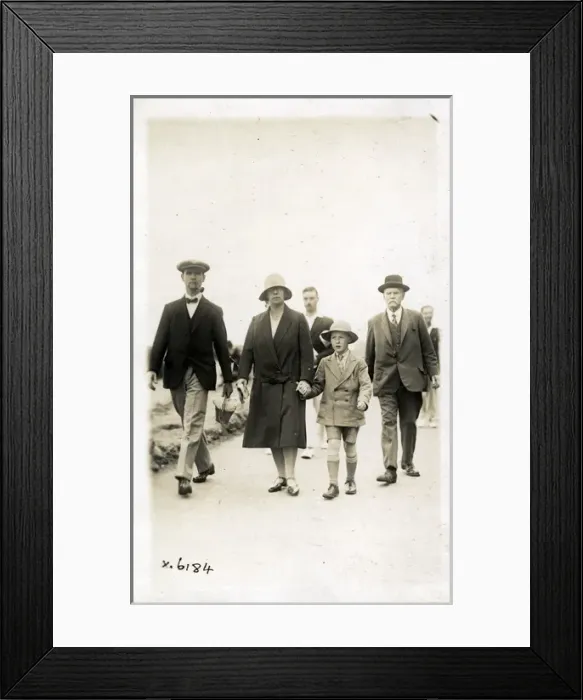 Framed Print : Edwardian Holidaymakers on the Beach, Bournemouth, Dorset Framed Print : Edwardian Holidaymakers on the Beach, Bournemouth, Dorset