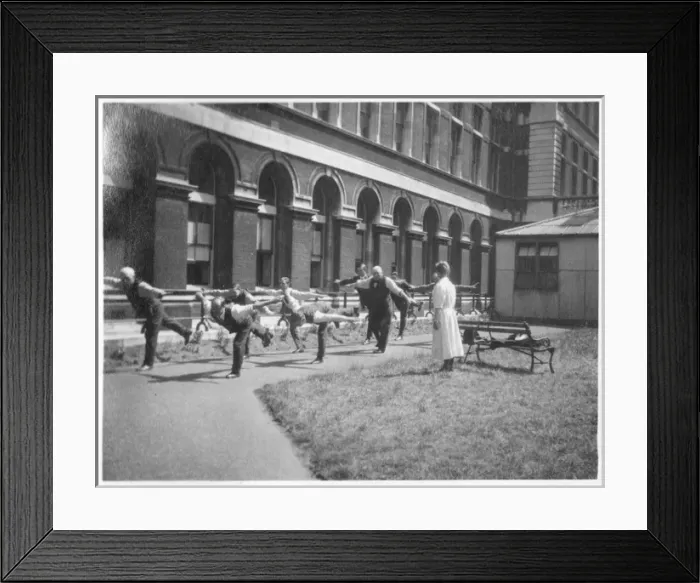 Framed Print : St Thomas Hopital - Dawson and her class outside the PED