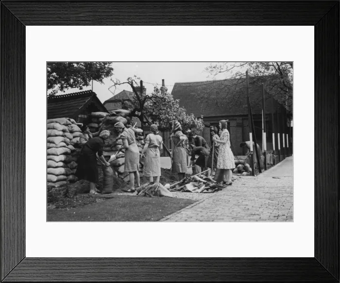 Framed Print : WW2 - Women filling sandbags Framed Print : WW2 - Women filling sandbags