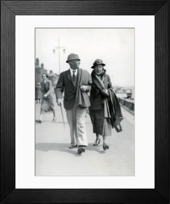 Framed Print : Holidaymaker Couple, Lowestoft, Suffolk Framed Print : Holidaymaker Couple, Lowestoft, Suffolk