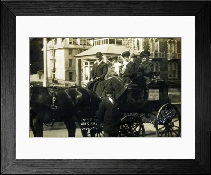 Framed Print : Horse & Carriage Pleasure Trippers, Ilfracombe, Devon Framed Print : Horse & Carriage Pleasure Trippers, Ilfracombe, Devon