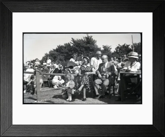 Framed Print : Holidaymakers, Hullbridge, Essex Framed Print : Holidaymakers, Hullbridge, Essex