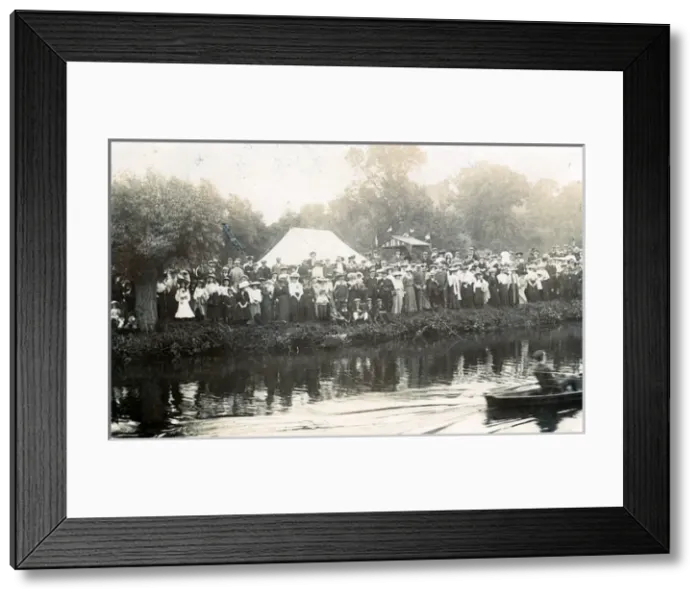 Framed Print : Boating & Crowds, Henley, Oxfordshire Framed Print : Boating & Crowds, Henley, Oxfordshire
