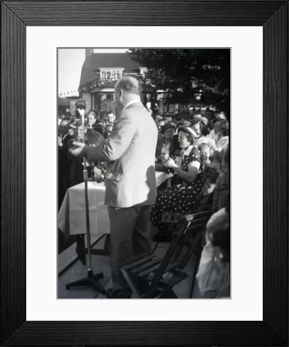 Framed Print : Gathering at The Anchor Inn, Hullbridge, Essex Framed Print : Gathering at The Anchor Inn, Hullbridge, Essex