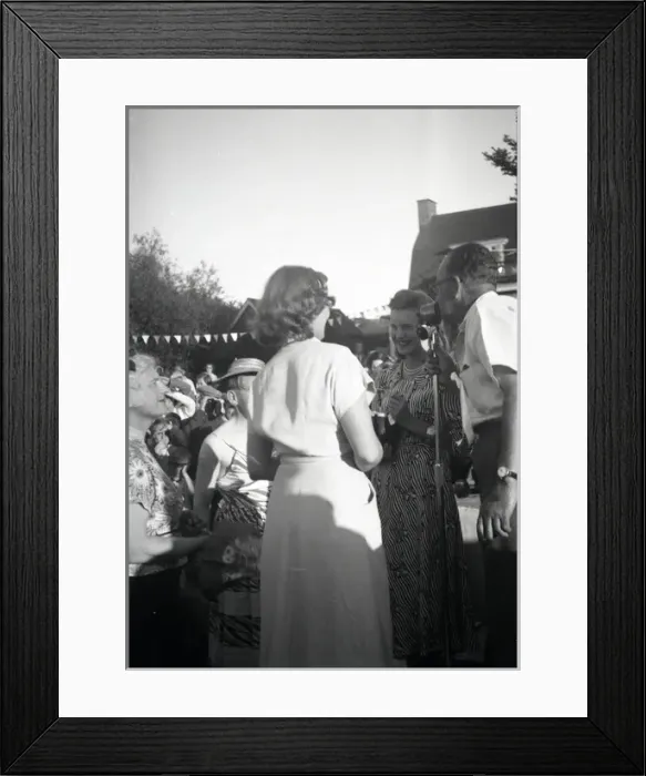 Framed Print : Gathering at The Anchor Inn, Hullbridge, Essex Framed Print : Gathering at The Anchor Inn, Hullbridge, Essex
