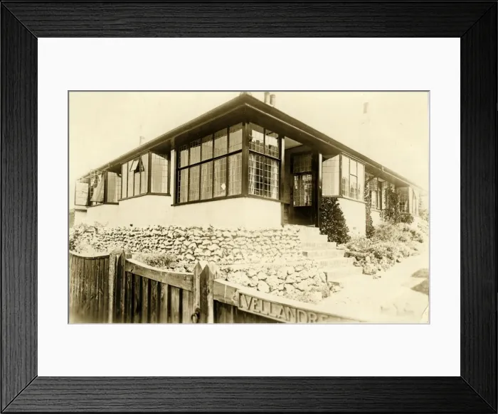 Framed Print : Bungalow Valendrea, Rottingdean, Sussex Framed Print : Bungalow Valendrea, Rottingdean, Sussex