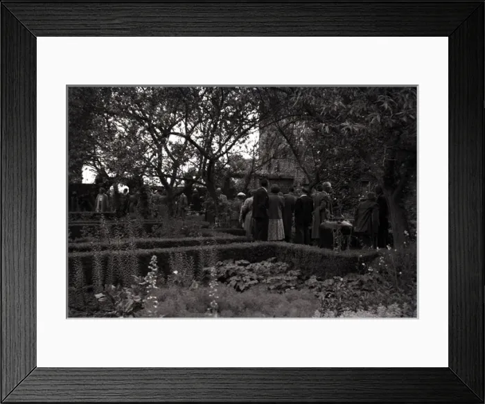 Framed Print : Sissinghurst Castle Grounds, Sissinghurst, Kent Framed Print : Sissinghurst Castle Grounds, Sissinghurst, Kent