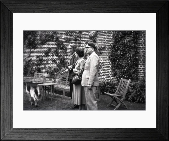 Framed Print : Sissinghurst Castle Grounds, Sissinghurst, Kent Framed Print : Sissinghurst Castle Grounds, Sissinghurst, Kent