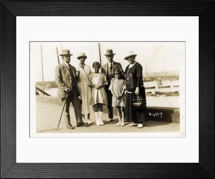 Framed Print : Holidaymakers, Bridlington, Yorkshire Framed Print : Holidaymakers, Bridlington, Yorkshire