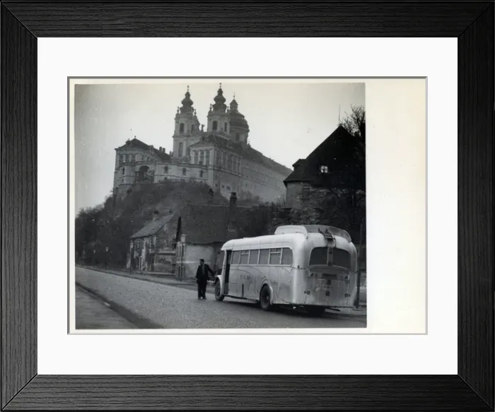 Framed Print : Friends Ambulance Unit (FAU) Vintage Leyland Bus, Melk Framed Print : Friends Ambulance Unit (FAU) Vintage Leyland Bus, Melk