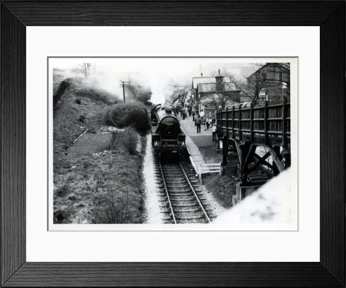 Framed Print : Oxenhope Railway Station, Keighley, Yorkshire Framed Print : Oxenhope Railway Station, Keighley, Yorkshire