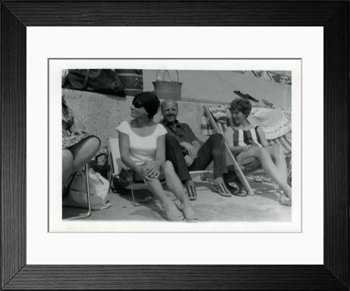 Framed Print : Holidaymakers at the Seaside, Thought to be at Cowes, Isle o Framed Print : Holidaymakers at the Seaside, Thought to be at Cowes, Isle o