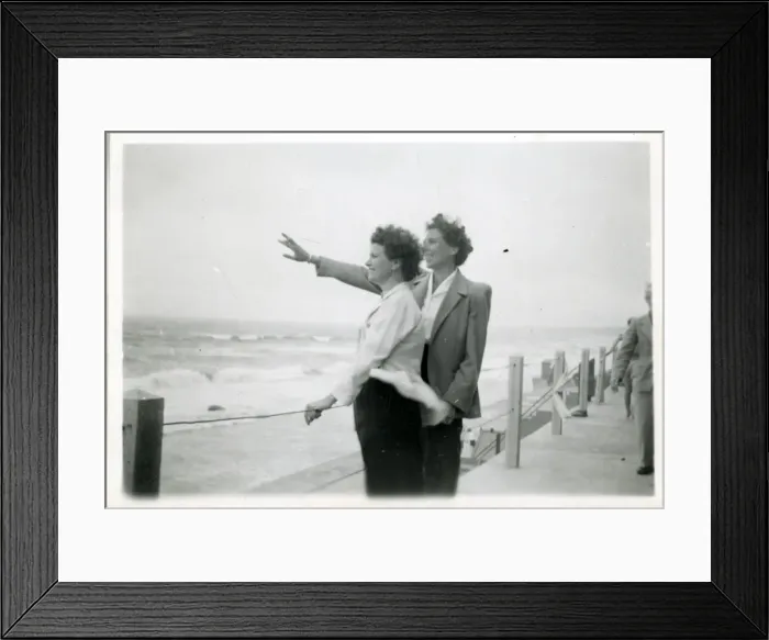 Framed Print : Holidaymakers at the Seaside, Thought to be at Cowes, Isle o Framed Print : Holidaymakers at the Seaside, Thought to be at Cowes, Isle o