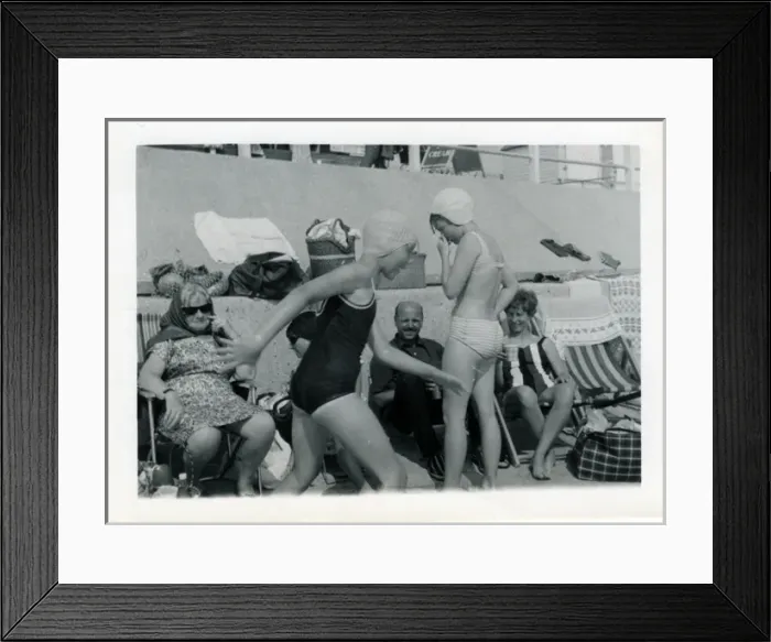 Framed Print : Holidaymakers at the Seaside, Thought to be at Cowes, Isle o Framed Print : Holidaymakers at the Seaside, Thought to be at Cowes, Isle o