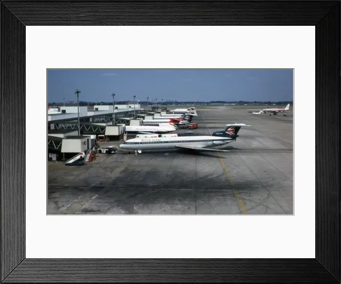 Framed Print : De Havilland Trident 3 G-AWYZ Glasgow 1975 Framed Print : De Havilland Trident 3 G-AWYZ Glasgow 1975