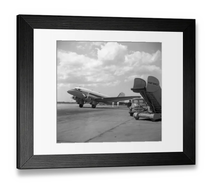Framed Print : Douglas DC-3 N24V USAF Minn-St Paul Framed Print : Douglas DC-3 N24V USAF Minn-St Paul