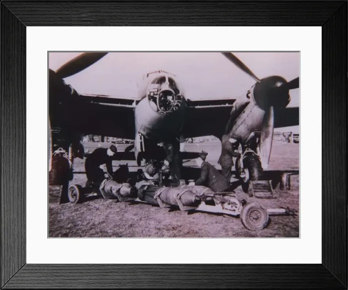 Framed Print : De Havilland DH98 Mosquito bombing-up Framed Print : De Havilland DH98 Mosquito bombing-up