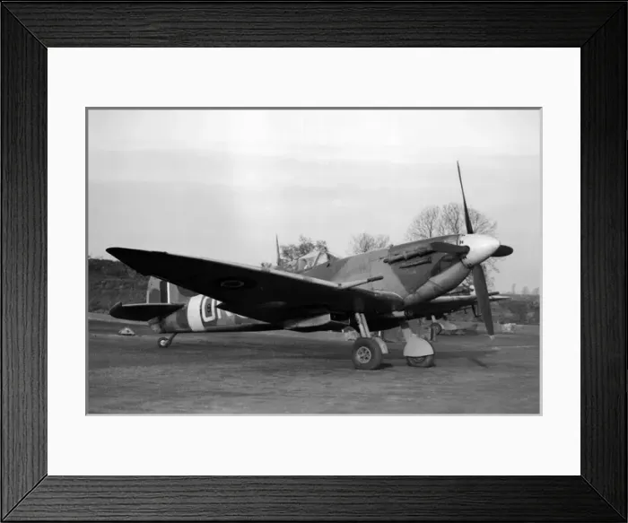 Framed Print : Supermarine Spitfire HF VI of No124 Squadron Framed Print : Supermarine Spitfire HF VI of No124 Squadron