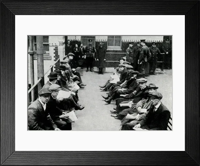 Framed Print : WW1 - British Recruits - The central recruiting headquarters Framed Print : WW1 - British Recruits - The central recruiting headquarters