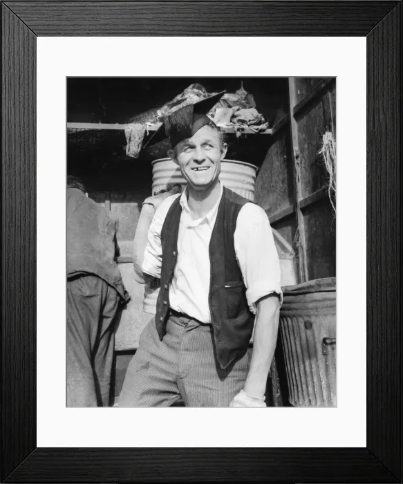 Framed Print : Refuse collector at work on a Balham street, SW London Framed Print : Refuse collector at work on a Balham street, SW London