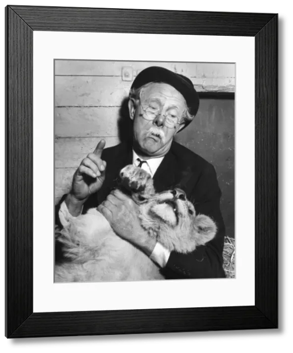 Framed Print : Mr Pastry, aka Richard Hearne, with lion Framed Print : Mr Pastry, aka Richard Hearne, with lion