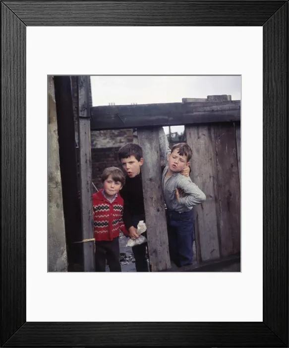 Framed Print : Three boys playing on a Balham street, SW London Framed Print : Three boys playing on a Balham street, SW London