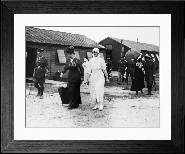 Framed Print : Queen Mary visiting a field hospital, WW1 Framed Print : Queen Mary visiting a field hospital, WW1