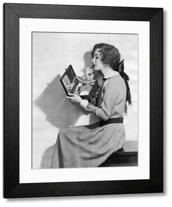 Framed Print : Fashionable woman applying lipstick Framed Print : Fashionable woman applying lipstick