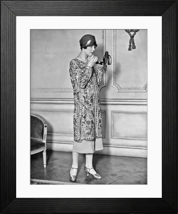 Framed Print : Fashionable woman applying lipstick Framed Print : Fashionable woman applying lipstick