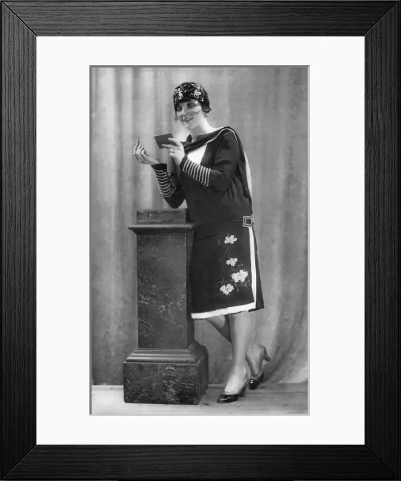 Framed Print : Fashionable woman applying lipstick Framed Print : Fashionable woman applying lipstick