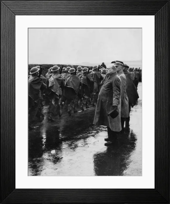 Framed Print : Winston Churchill in East Scotland, 1940 with troops Framed Print : Winston Churchill in East Scotland, 1940 with troops